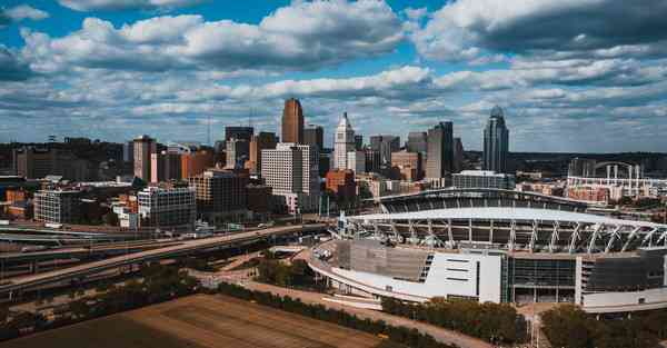 学生互动展厅_学生互相揪耳朵