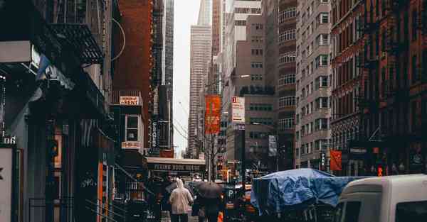 学生互动展厅_学生互相揪耳朵